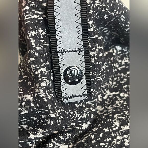 Lululemon Vinyasa Wrap Scarf Jacquard Black Arm Holes Convertible Rulu Fabric - Picture 11 of 12